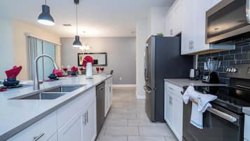 Townhouse | Eget kjøkken | Kjøleskap, mikrobølgeovn, ovn og kokeplater