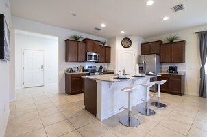 Frigorífico grande, microondas, horno y placa de cocina