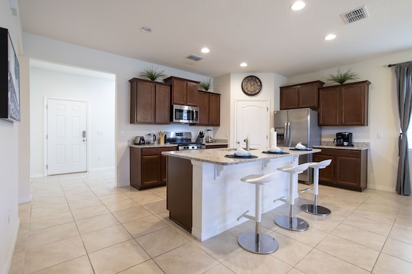 Full-size fridge, microwave, oven, stovetop - Gorgeous 5Bd w/ Pool & Jacuzzi @ Solterra Resort 6071 (Davenport)