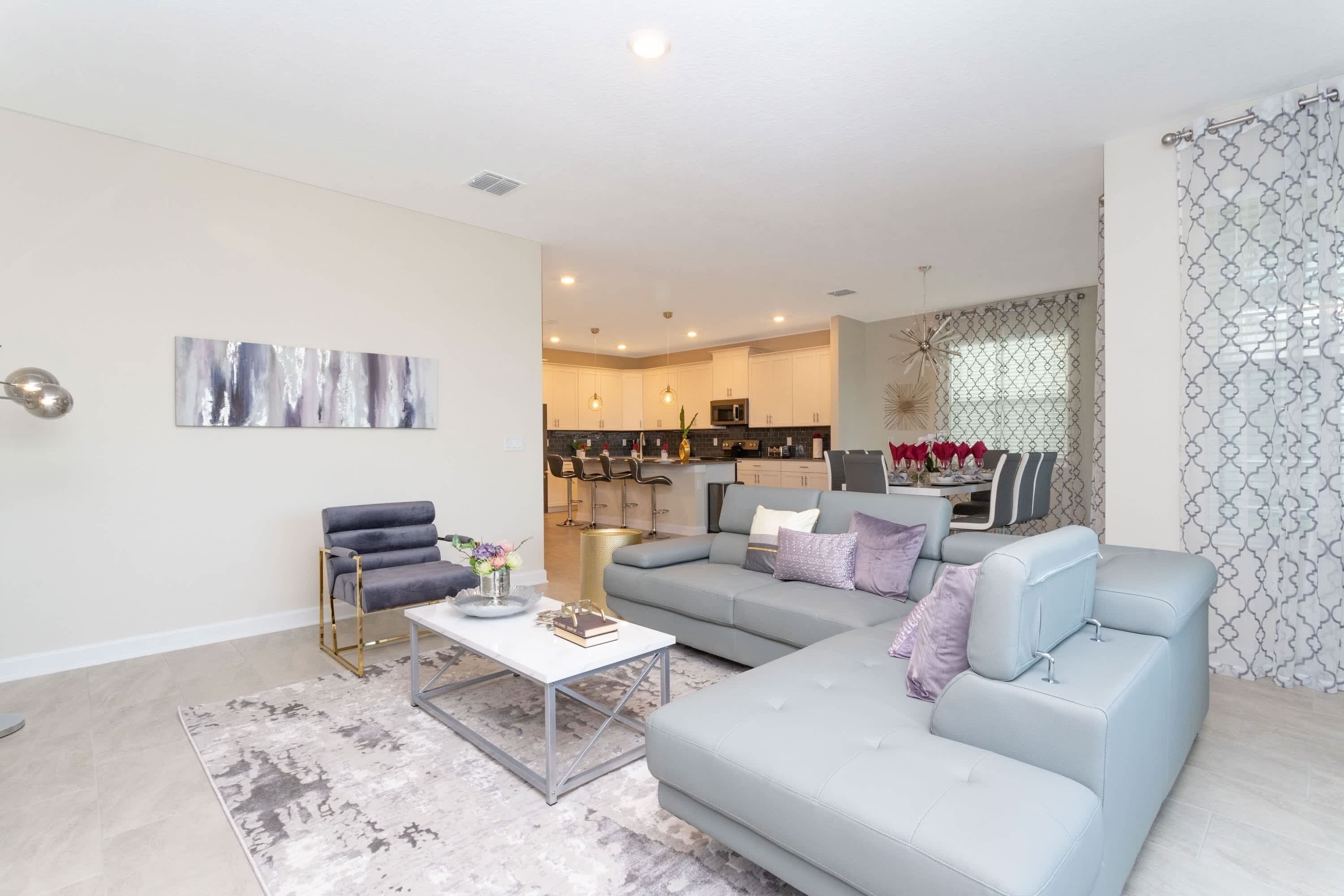 Casa de ciudad | Área de sala de estar | Smart TV de 60 pulgadas con canales por cable, Netflix y Hulu 