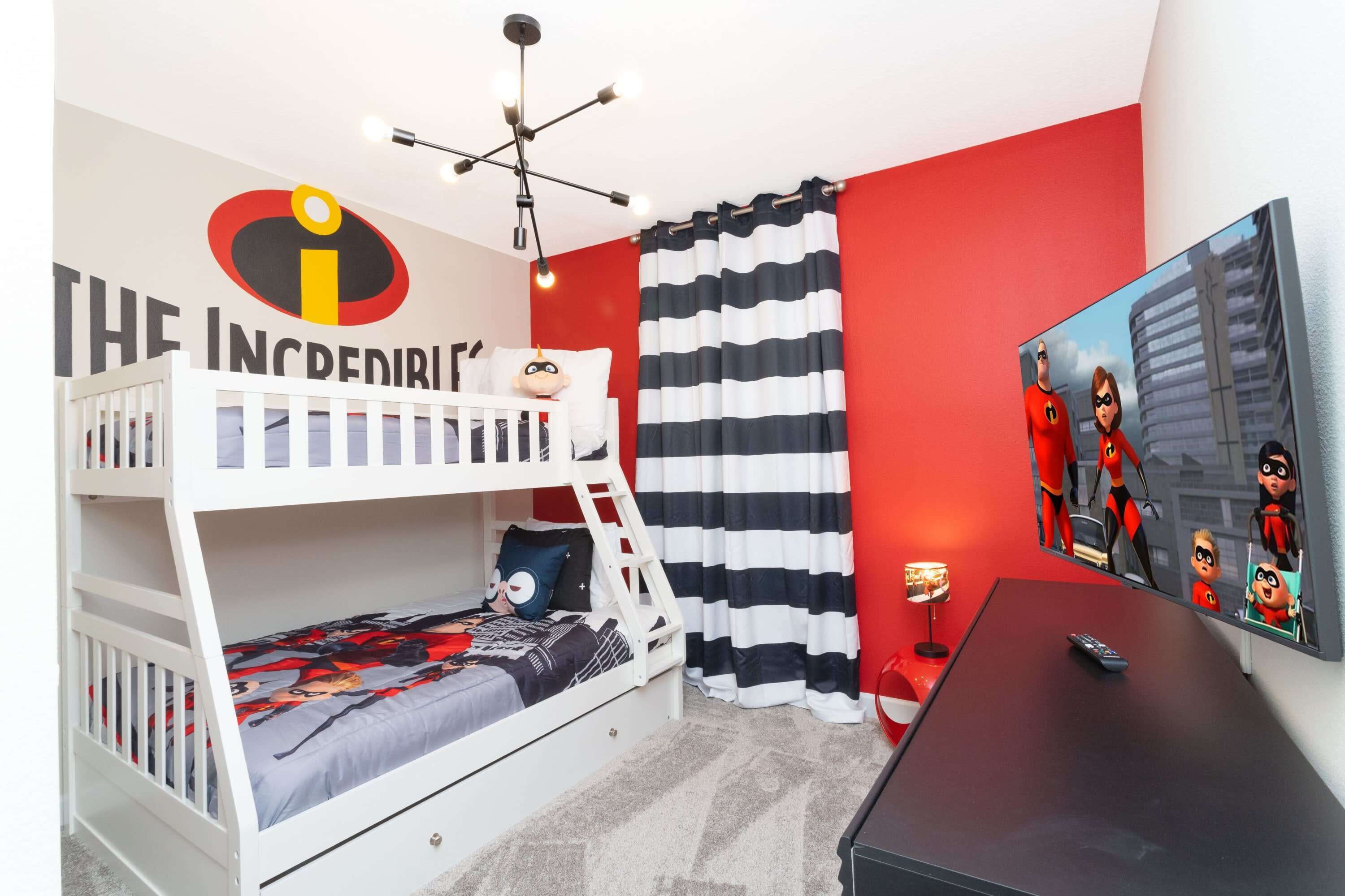 Ein Kinderzimmer mit Etagenbett, Fernseher und Wandgemälde mit dem Motiv von 'The Incredibles'.