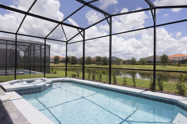 Piscina externa, espreguiçadeiras, salva-vidas no local