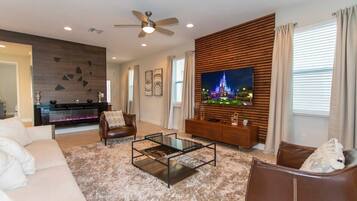 Rumah | Ruang keluarga | Smart TV 60-inci dengan saluran TV kabel, perapian, dan Netflix