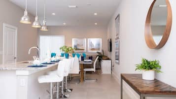 Stadtwohnung | Wohnbereich | 60-Zoll-Smart-TV mit Kabelempfang, Netflix, Hulu