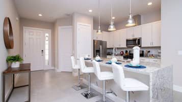 Maison en rangée | Cuisine privée | Réfrigérateur grande capacité avec congélateur, four à micro-ondes