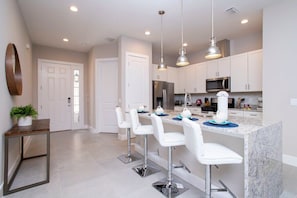 Pientalo | Yksityinen keittiö | Täysikokoinen jääkaappi, mikroaaltouuni, uuni, liesi