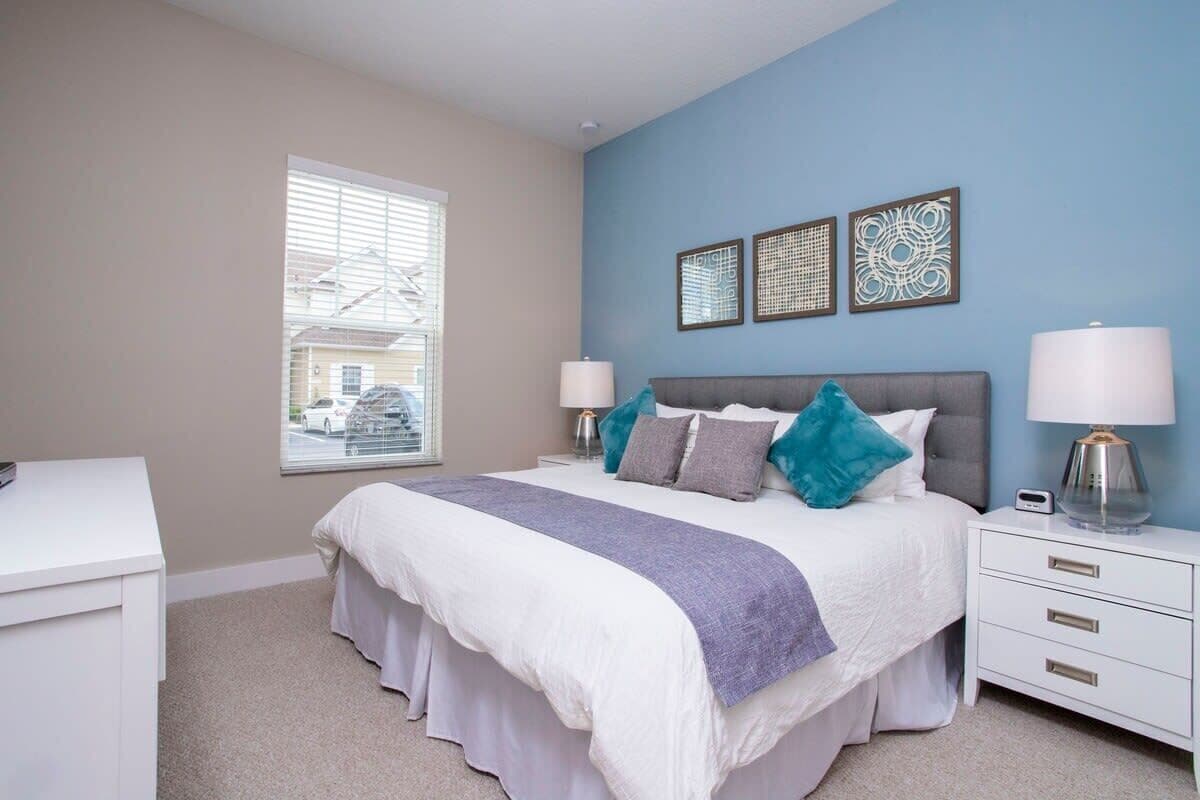 4 عدّة غرف نوم وخزنة داخل الغرفة وبديكورات فريدة لكل غرفة