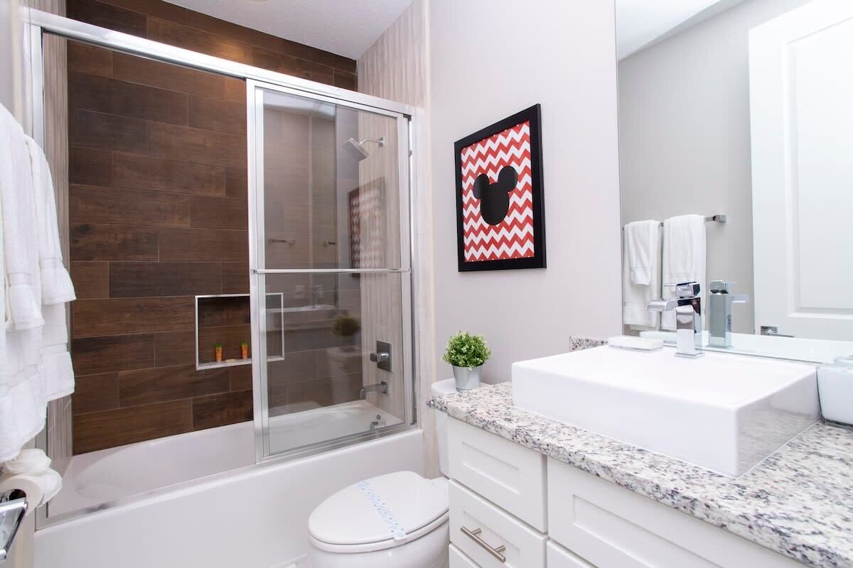 Deep-soaking bathtub