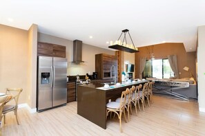 Maison | Cuisine privée | Réfrigérateur grande capacité avec congélateur, four à micro-ondes