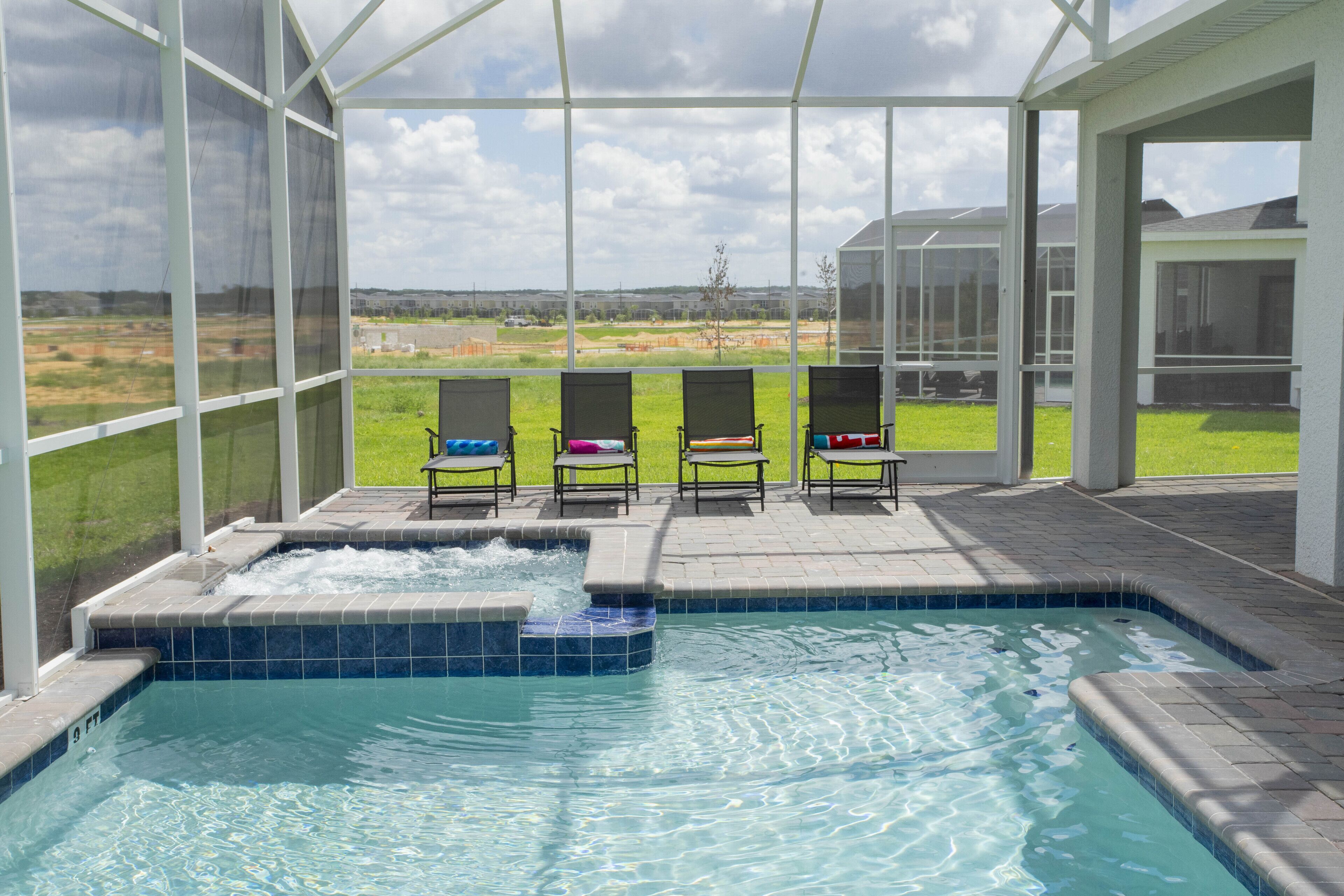 Piscina all'aperto, lettini, servizio di salvamento in loco