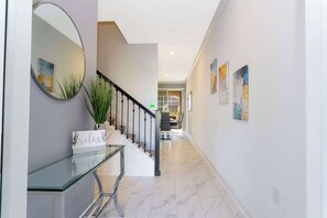 聯排別墅 | 客廳 | 60-吋智慧型電視、有線頻道、Netflix、Hulu