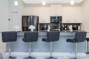 Townhouse | Eget kjøkken | Kjøleskap, mikrobølgeovn, ovn og kokeplater