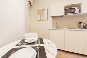 Une cuisine moderne équipée d’un four à micro-ondes, d’un évier et de placards.