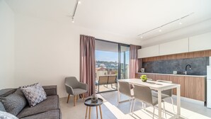 Panoramic Apartment | Ruang tamu | 43 inci sebuah televisyen pintar dengan satelit, TV 