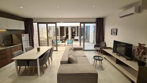 Superior Apartment | Ruang tamu | 43 inci sebuah televisyen pintar dengan satelit, TV 