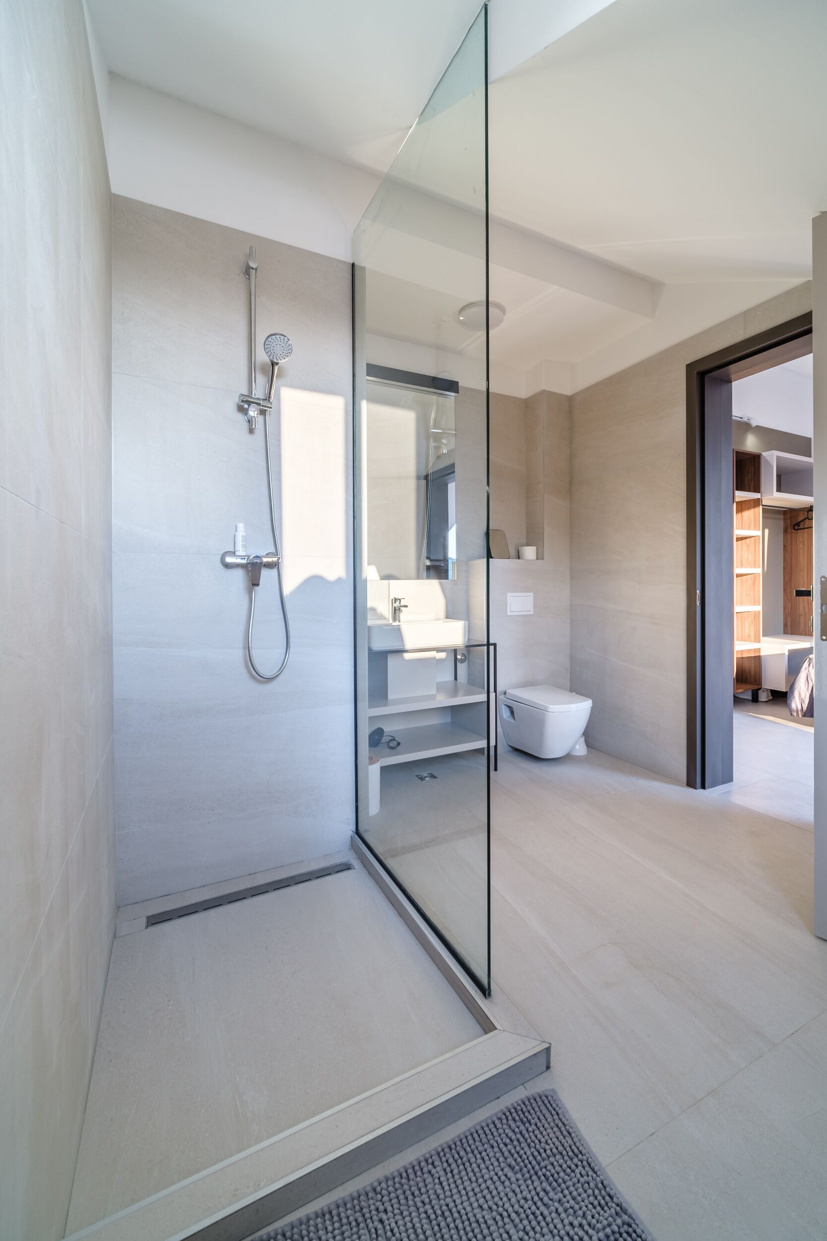 Comfort Apartment | Bathroom | Shower, rainfall showerhead, hair dryer, towels