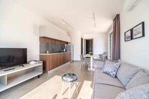Luxury-Apartment | Wohnbereich | 43-Zoll-Smart-TV mit Satellitenempfang, Fernseher