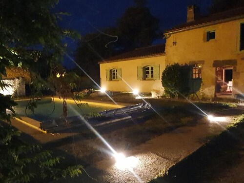 Gîte rénové à Charroux avec piscine et terrasse privative