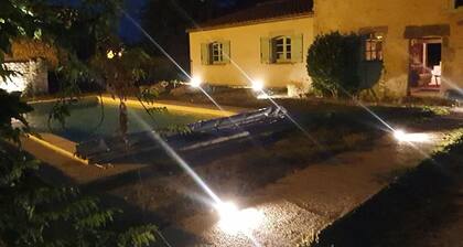 Gßte rénové à Charroux avec piscine et terrasse privative