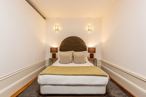 Tabla de planchar con plancha, wifi gratis y ropa de cama 