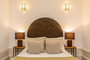 Tabla de planchar con plancha, wifi gratis y ropa de cama 