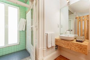 Shower, hair dryer, towels - Peaceful Studio on Santa Catarina Street (Oporto)