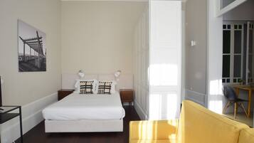 Coffres-forts dans les chambres, fer et planche Ă repasser