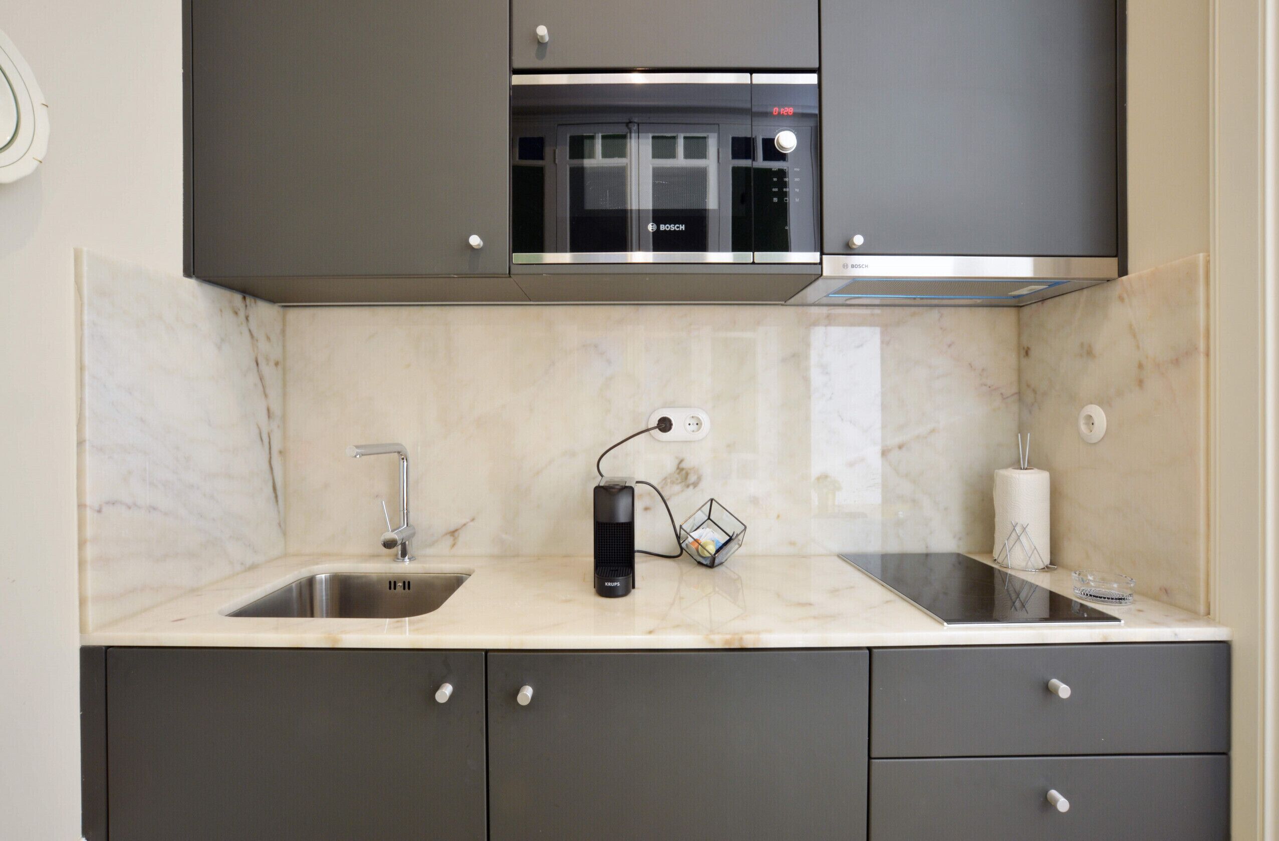 Réfrigérateur, micro-ondes, four, cafetière/bouilloire