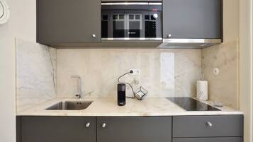 Réfrigérateur, micro-ondes, four, cafetiÚre/bouilloire