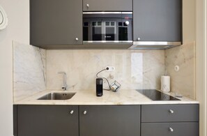 Fridge, microwave, oven, coffee/tea maker