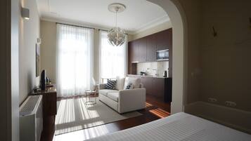 Caja de seguridad en la habitación y tabla de planchar con plancha