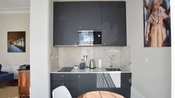 Een koelkast, een microgolfoven, een oven