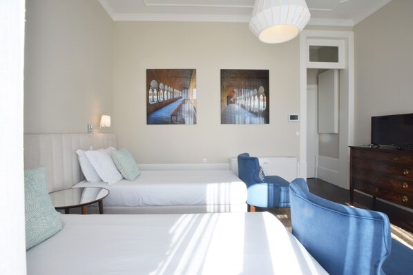 Coffres-forts dans les chambres, fer et planche à repasser