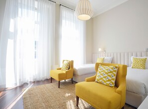 Caja de seguridad en la habitación y tabla de planchar con plancha 