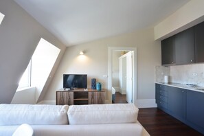 TV - Two-Bedroom Family Ap in Bolhão Market (Oporto)