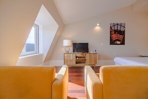 In-room safe, iron/ironing board, free WiFi, bed sheets