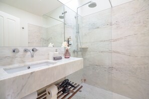 Shower, hair dryer, towels - Inviting Studio in Bolhão Market (Oporto)