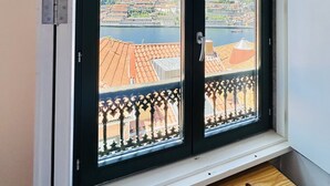 Una finestra con vista su un panorama urbano, con edifici e un ponte.