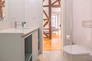シャワー、ヘアドライヤー、タオル