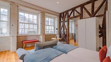 Tabla de planchar con plancha, wifi gratis y ropa de cama