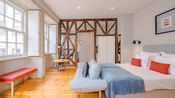 Tabla de planchar con plancha, wifi gratis y ropa de cama