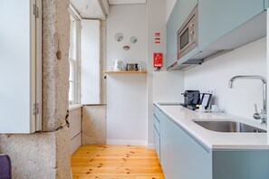 Réfrigérateur, micro-ondes, plaque de cuisson, cafetiÚre/bouilloire