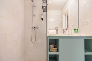 Douche, sĂšche-cheveux, serviettes fournies