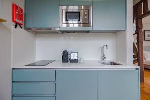 Réfrigérateur, micro-ondes, plaque de cuisson, cafetiÚre/bouilloire