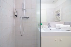 Shower, hair dryer, towels - Twin Studio in Clérigos Tower (Oporto)
