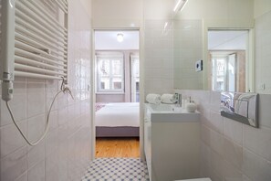 Chuveiro, secador de cabelo, toalhas de banho 