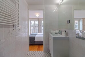 Shower, hair dryer, towels