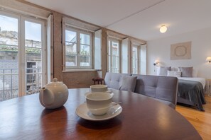 Interior - Studio with DBL bed and balcony in Clérigos Tower (Oporto)