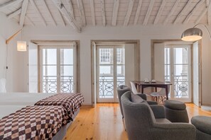 Tabla de planchar con plancha, wifi gratis y ropa de cama
