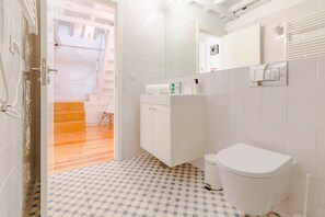 Shower, hair dryer, towels - Loft Studio with Balcony with Clérigos Tower View (Oporto)